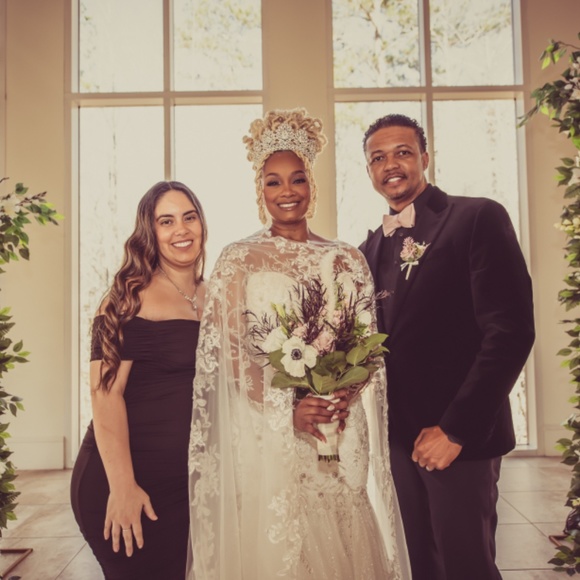 Pre-Owned Lace Embroidered Wedding Dress W/ Glitter Train - Picture 10 of 11